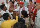 सपा की बैठक में अचानक ऐसा क्या हुआ? भिड़े सांसद-विधायक, बोले- RSS को गाली देंगे...