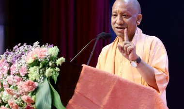 CM योगी ने विभिन्न योजनाओं के लाभार्थियों को दिया आवंटन पत्र, चेक, मकान की चाबी व सम्मान