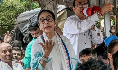 कोलकाता में हाई वोल्टेज ड्रामा! मना करने के बावजूद धरने पर बैठीं ममता, अभिषेक समेत TMC नेताओं ने किया प्रदर्शन