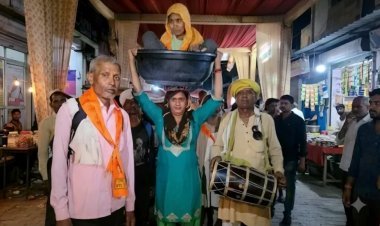 बहू ने किया त्याग, सास को सिर पर बैठाकर कराई 84 कोसी परिक्रमा, आंख में गए आंसू