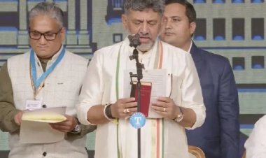 कर्नाटक के नए मुख्यमंत्री बने डीके शिवकुमार, हाथ में संविधान लेकर क्यों ली शपथ?
