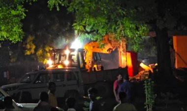 आधी रात बंद हुए रास्ते, तैनात हुई फोर्स, योगी के बुलडोजर ने गायब कर दिया 200 साल पुरानी मस्जिद