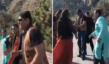 सड़क के बीचो-बीच गरबा, वायरल वीडियो ने मचाया बवाल