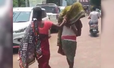 ओडिशा के बारिपदा अस्पताल की शर्मनाक लापरवाही, स्ट्रेचर न मिला तो बेटे ने कंधे पर उठाई 75 वर्षीय मां