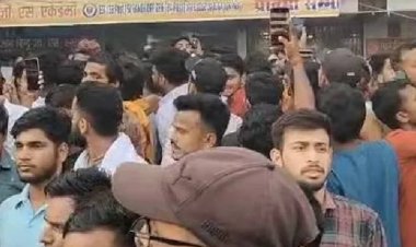 खान सर के खिलाफ सड़कों पर उतरे हजारों छात्र, गिरफ्तार करने की मांग, कारगिल चौक पर कैंडल मार्च