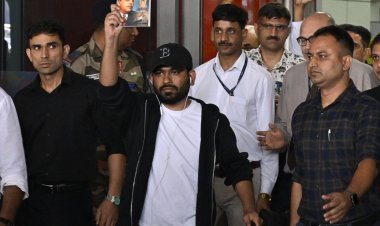 छात्र मर रहे हैं, मंत्री कुर्सी बचा रहे हैं...प्रोटेस्ट का इजाजत मिलने के बाद एयरपोर्ट से निकले अभिजीत दीपके, जंतर मंतर पर शक्ति प्रदर्शन