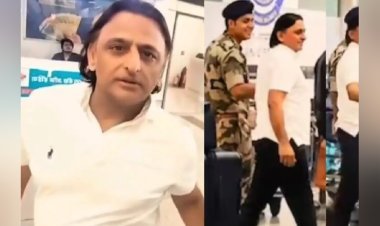 काली जींस, सफेद टी-शर्ट में अखिलेश! लाल टोपी गायब, एयरपोर्ट पर लोग रह गए हैरान!