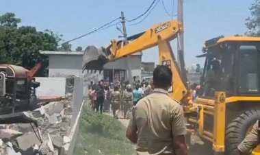 बीजेपी नेता की घर में घुसकर हथौड़े से मुस्लिमों युवकों ने निर्मम हत्या, आक्रोशित लोगों ने हत्यारोपी के घर में लगाई आग