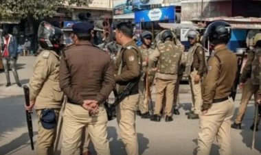 कैंची धाम में सनसनीखेज मामला! होमस्टे मैनेजर की बेटी से छेड़छाड़, दो पुलिसकर्मियों पर आरोप; स्थानीय लोगों ने की पिटाई