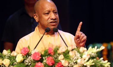रील बनाने वाले पुलिस कर्मियों को सीएम योगी की सीधी चेतावनी, ड्यूटी पर बनाया रील तो सीधे मिलेगा सस्पेंशन का लेटर