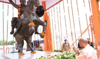 मुख्यमंत्री ने किया वीरांगना झलकारी बाई की अश्वारोही प्रतिमा का अनावरण, सीएम के हाथों चेक, चाबी, स्वीकृति पत्र पाकर प्रफुल्लित हुए लाभार्थी