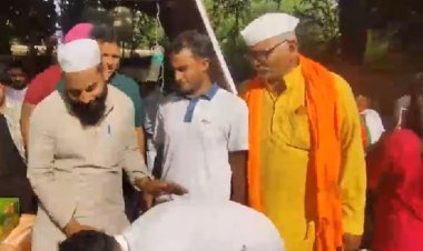 अभिजीत दीपके ने जूस-खाना बांटने वाले जुनैद के छुए पैर, जंतर-मंतर पर तीसरे दिन प्रदर्शन जारी