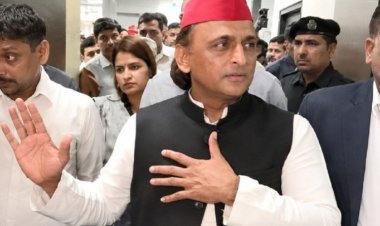 लखनऊ आग हादसे पर अखिलेश का सरकार पर हमला, मृतकों के परिवार को 1 करोड़ मुआवजा, घायलों को नौकरी व इलाज की मांग