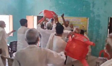 चाट युद्ध के बाद कुर्सी-युद्ध, अफसरों के सामने मचा महाभारत!दनादन चलीं कुर्सियां और चप्पलें