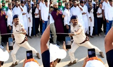 वर्दी में सब इंस्पेक्टर मुस्तकीम ने मुहर्रम पर लहराई तलवारें, वायरल हुआ वीडियो...एसपी ने लिया बड़ा एक्शन