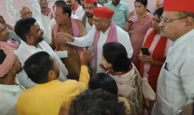 सपा की बैठक में अचानक ऐसा क्या हुआ? भिड़े सांसद-विधायक, बोले- RSS को गाली देंगे...