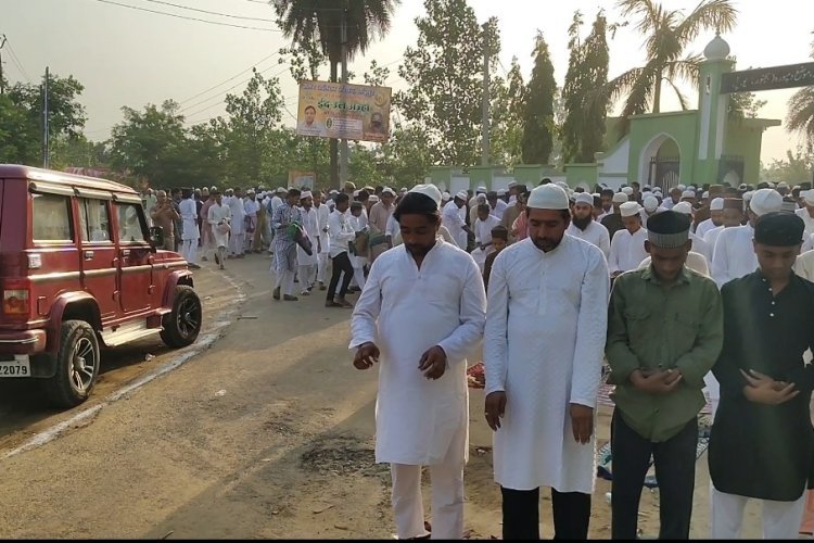 बकरीद पर यूपी में सड़क पर नमाज अदा करना पड़ा भारी, 40 के खिलाफ मुकदमा दर्ज