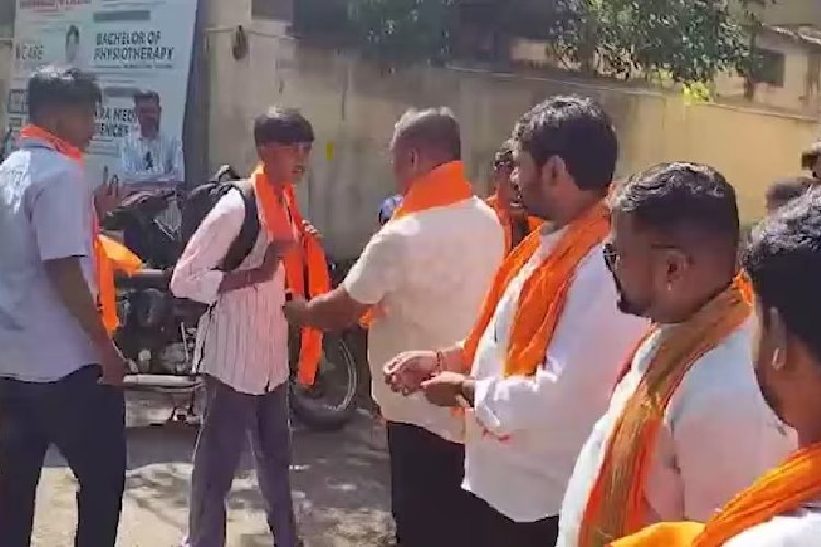कर्नाटक सरकार के हिजाब आदेश के खिलाफ हिंदू संगठनों ने शुरू किया 'भगवा शॉल' अभियान