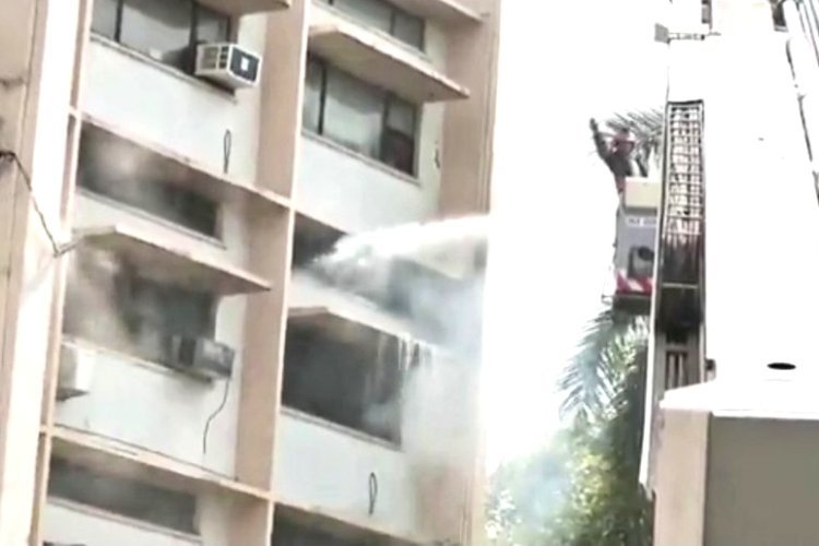 दिल्ली में धर्मेंद्र प्रधान वाले शिक्षा मंत्रालय में आग, बुझाने में जुटी 8 दमकल की गाड़ियां, परीक्षा घोटालों के आरोपों की जांच की चल रही मांग