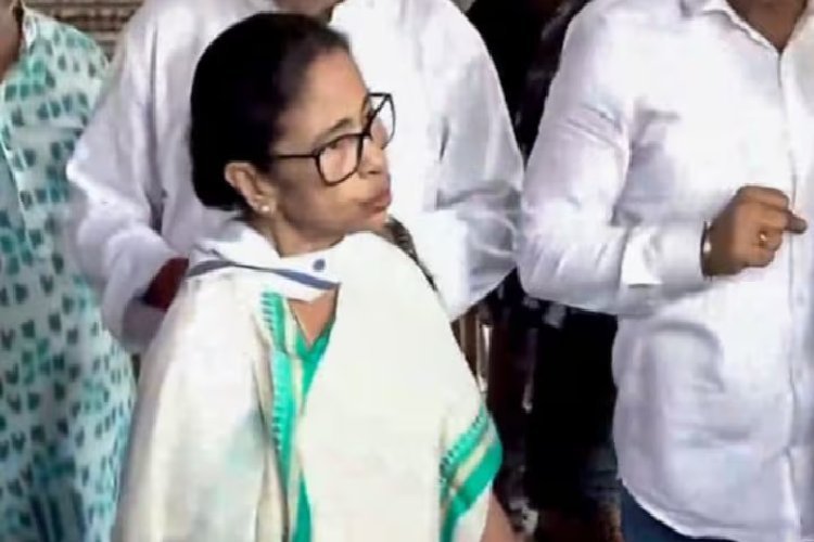 बागियों पर सख्ती! ममता बनर्जी ने दो विधायकों को TMC से बाहर का रास्ता दिखाया