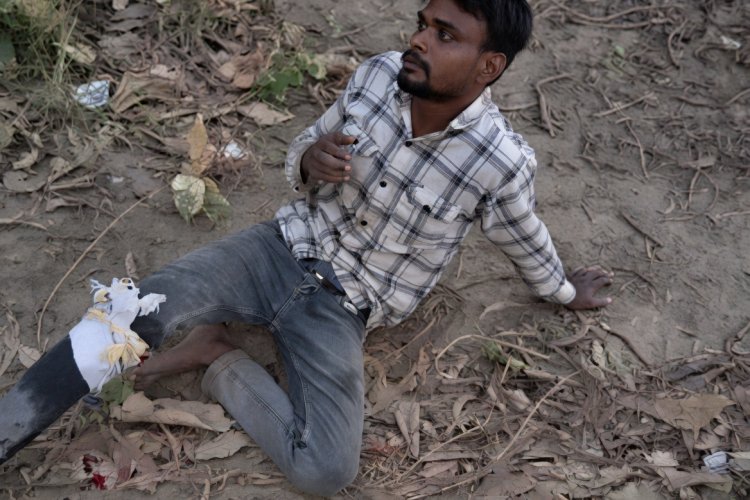 साहब एक गोल्ड फ्लैक दे दो....यूपी में एनकाउंटर के बाद बाद बदमाश ने पुलिस से की सिगरेट की डिमांड