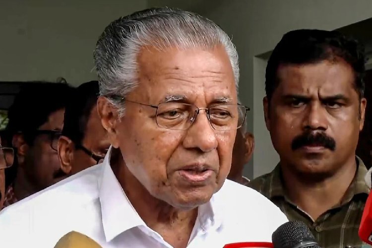 केरल में ED छापेमारी के बाद सनसनी! पूर्व CM पिनाराई विजयन के ड्राइवर पर हमला, केस दर्ज