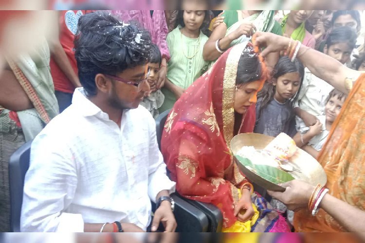 बिहार में दो सहेलियों ने रचाई शादी, एक बनी दुल्हन तो दूसरी दूल्हा! वीडियो वायरल