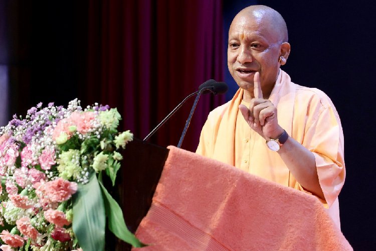CM योगी ने विभिन्न योजनाओं के लाभार्थियों को दिया आवंटन पत्र, चेक, मकान की चाबी व सम्मान