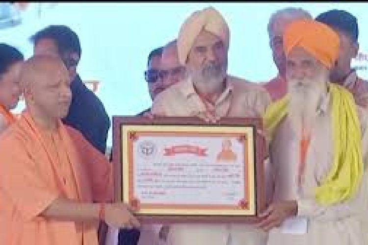 CM योगी ने पाकिस्तान से भगाए गए 1645 परिवारों, पूर्व सैनिकों को वितरित किए भूमिधरी अधिकार पत्र