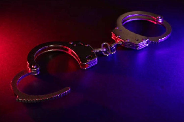 किराए के मकानों में चल रहा था गंदा खेल, 3 महिलाओं समेत 4 गिरफ्तार; 3 युवतियों को छुड़ाया