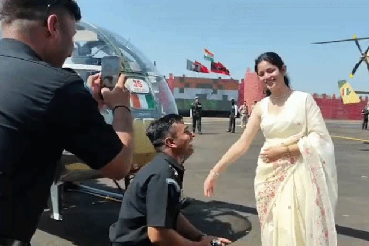 पायलट बनते ही हेलीकॉप्टर के सामने एयरफोर्स जवान का रोमांटिक प्रपोज, वीडियो वायरल...