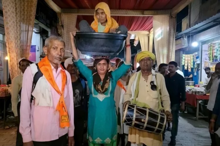 बहू ने किया त्याग, सास को सिर पर बैठाकर कराई 84 कोसी परिक्रमा, आंख में गए आंसू