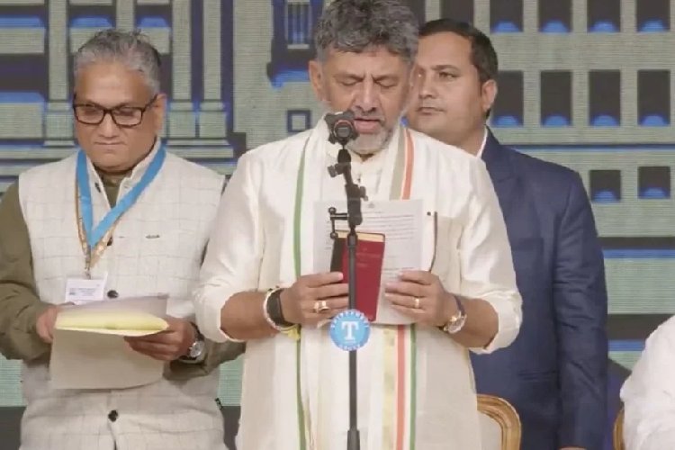 कर्नाटक के नए मुख्यमंत्री बने डीके शिवकुमार, हाथ में संविधान लेकर क्यों ली शपथ?