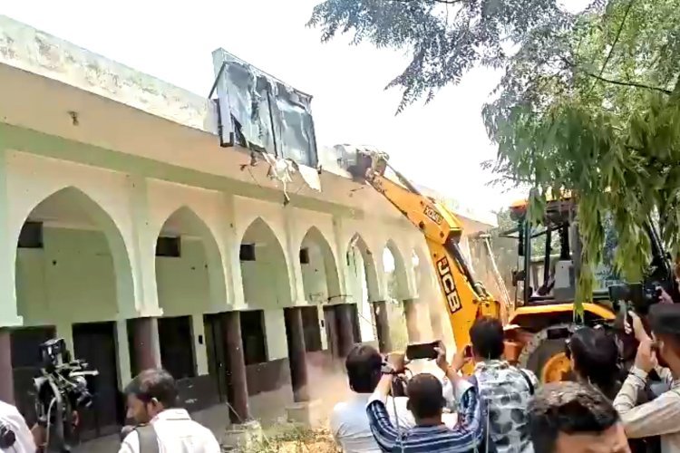 सूर्या हत्याकांड के बाद शुरू हुआ बुलडोजर एक्शन, मदरसा हुआ जमींदोज, मौलाना को सामान निकालने का नहीं मिला मौका