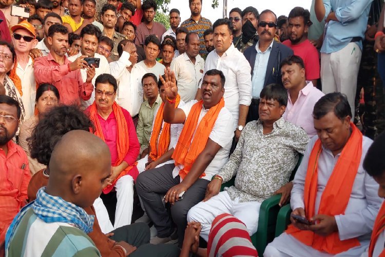 दलित महिला की हुई हत्या, प्रदर्शन को लेकर BJP सांसद और विधायक पर दर्ज हुआ मुकदमा