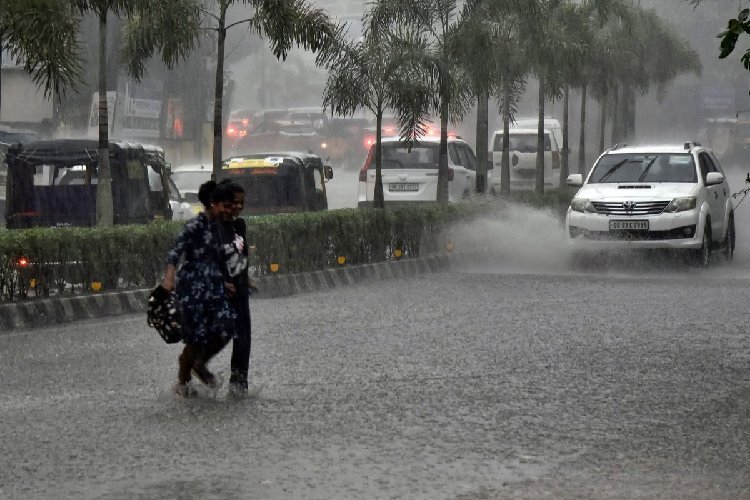 दिल्ली-यूपी में तेज आंधी-बारिश, केरल में मानसून दस्तक! 90 किमी की रफ्तार से चलेगी हवा