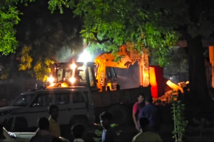 आधी रात बंद हुए रास्ते, तैनात हुई फोर्स, योगी के बुलडोजर ने गायब कर दिया 200 साल पुरानी मस्जिद