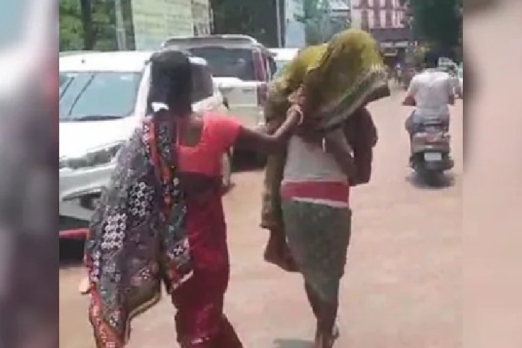 ओडिशा के बारिपदा अस्पताल की शर्मनाक लापरवाही, स्ट्रेचर न मिला तो बेटे ने कंधे पर उठाई 75 वर्षीय मां