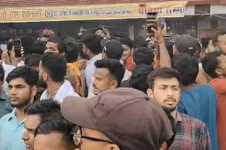 खान सर के खिलाफ सड़कों पर उतरे हजारों छात्र, गिरफ्तार करने की मांग, कारगिल चौक पर कैंडल मार्च