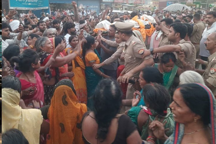 गाजीपुर में एनकाउंटर में ढेर हुए कमलेश का शव गांव पहुंचते ही बवाल! पुलिस पर पथराव, गाड़ियां तोड़ी, सीओ समेत कई घायल