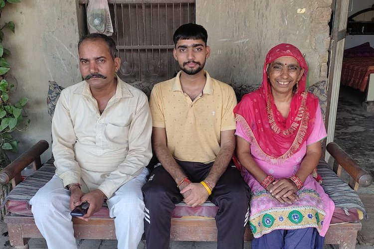 JEE Advanced 2026: ई-रिक्शा चलाने वाले पिता के बेटे ने कर दिखाया कमाल