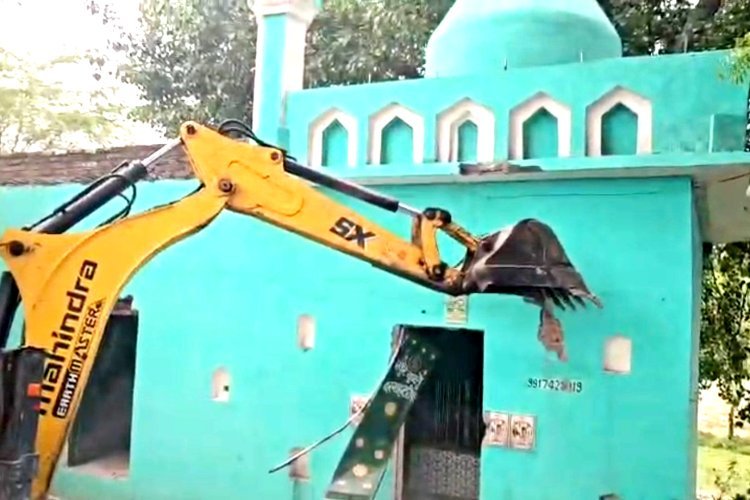 संभल में शिव मंदिर के बंगल में बना चमन बाबा का अवैध मजार, योगी के बुलडोजर ने मिनटों में जमींदोज