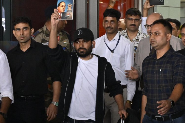 छात्र मर रहे हैं, मंत्री कुर्सी बचा रहे हैं...प्रोटेस्ट का इजाजत मिलने के बाद एयरपोर्ट से निकले अभिजीत दीपके, जंतर मंतर पर शक्ति प्रदर्शन