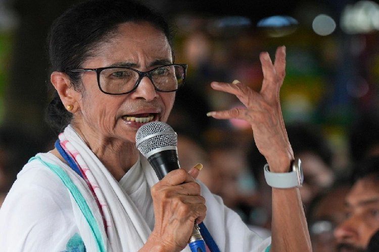 ममता के 23 सांसद बागी, खुद को 'असली TMC' बताने दिल्ली में तैयार; काकोली घोष दस्तीदार कर रही नेतृत्व