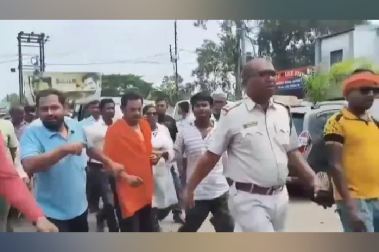 टीएमसी नेता को जबरन केसरिया शॉल पहनाकर घुमाया गया, फिर पुलिस को सौंपा