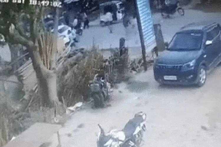 प्रेमिका संग कार में बैठा पति, बीवी बोनट पर चढ़ गई; पति ने दौड़ाई गाड़ी, फिर हुई जमकर पिटाई!