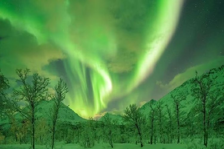 सोमवार को पृथ्वी से टकराएगा विशाल सौर्य तूफान, अलर्ट पर पूरी दुनिया, भारत में दिखेगा अरोरा!