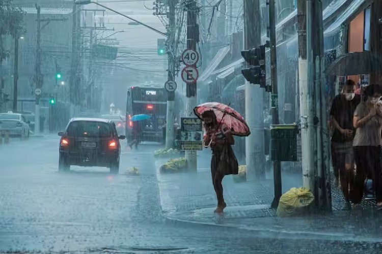 दिल्ली-यूपी में तबाही का अलर्ट! 70 किमी की रफ्तार से आएगा विनाशकारी आंधी, IMD का रेड अलर्ट
