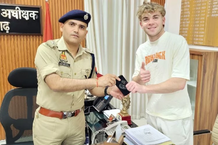 अहमदाबाद में चोरी हुआ था मोबाइल, अलीगढ़ पुलिस ने बरामद कर लौटाया, ऑस्ट्रेलियाई इन्फ्लुएंसर हुआ योगी की पुलिस का मुरीद 