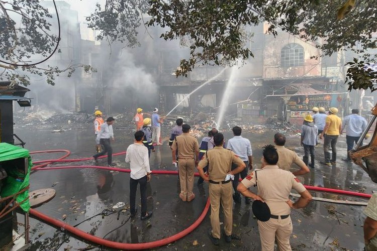 रोहतक में भीषण आग! डी-पार्क मार्केट में 10 से ज्यादा दुकानें जलकर राख, 3 लोगों की मौत